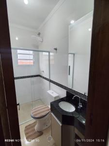 Koupelna v ubytování casa nova com ar condicionado e wi-fi ha 4 min do mar