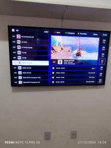 TV a/nebo společenská místnost v ubytování casa nova com ar condicionado e wi-fi ha 4 min do mar