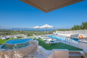 Πισίνα στο ή κοντά στο Nereid Villa, with Heated Pool & SpaWhirlpool, BBQ, By ThinkVilla