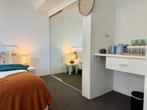 Un pat sau paturi într-o cameră la Sydney City Escape - Hotel Style Pool, Spa & Gym +13 fotografii