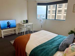 Un televizor și/sau centru de divertisment la Sydney City Escape - Hotel Style Pool, Spa & Gym