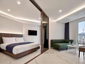 Ліжко або ліжка в номері Hotel The Botanik Sewoon Myeongdong