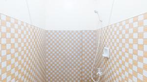 Bilik mandi di Golden Success Hotel I by RedDoorz