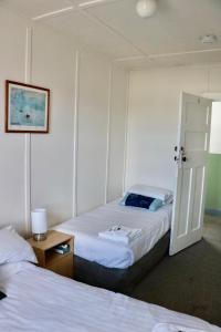 Postel nebo postele na pokoji v ubytování Lachlan Hotel