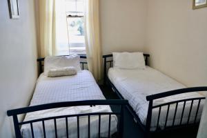 Postel nebo postele na pokoji v ubytování Lachlan Hotel