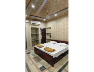 un dormitorio con una cama en una habitación en Vaishnavi Shakti Peeth, Vrindavan, en Vrindāvan