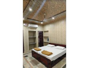 un dormitorio con una cama en una habitación en Vaishnavi Shakti Peeth, Vrindavan, en Vrindāvan 22 fotos más
