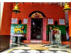 un templo con una puerta con pinturas en las paredes en Vaishnavi Shakti Peeth, Vrindavan, en Vrindāvan
