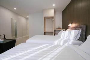 Postel nebo postele na pokoji v ubytování Eng Fah Luang Hotel