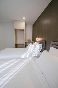 Postel nebo postele na pokoji v ubytování Eng Fah Luang Hotel