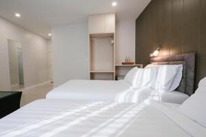 Postel nebo postele na pokoji v ubytování Eng Fah Luang Hotel