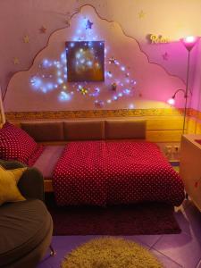 Pokój z łóżkiem i ścianą z gwiazdami w obiekcie Pension Relax w Litomierzycych +37 zdjęć