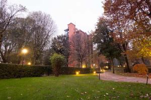 un parque de noche con árboles y luces de la calle en iH Hotels Milano ApartHotel Argonne Park, en Milán