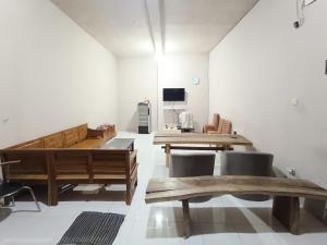 TV/trung tâm giải trí tại RedDoorz at Ratu Homestay Syariah Near Lippo Mall Banyuwangi