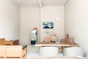 Khu vực ghế ngồi tại RedDoorz at Ratu Homestay Syariah Near Lippo Mall Banyuwangi