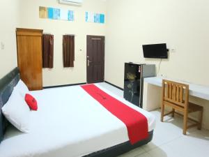 Giường trong phòng chung tại RedDoorz at Ratu Homestay Syariah Near Lippo Mall Banyuwangi