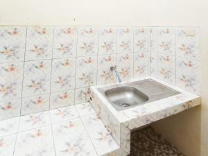 Ảnh trong thư viện ảnh của RedDoorz at Ratu Homestay Syariah Near Lippo Mall Banyuwangi ở Banyuwangi +28 ảnh