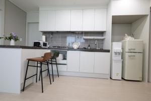 Kuhinja oz. manjša kuhinja v nastanitvi Eunhasu D&M Residence