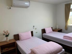 Postel nebo postele na pokoji v ubytování 今友緣二館民宿