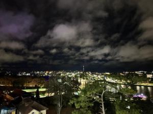 Nespecifikovaný výhled na destinaci Dalat nebo výhled na město při pohledu z hotelu