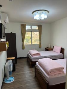 Postel nebo postele na pokoji v ubytování 今友緣二館民宿