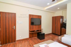 Μια τηλεόραση ή/και κέντρο ψυχαγωγίας στο Maalyasa Hotel and Suites +14 φωτογραφίες