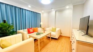 a living room with a couch and a tv at 福禄寿酒店 in Beiwusidui