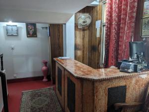 Una habitación con un mostrador con un teléfono. en New Grace Hotel, en Islamabad 5 fotos más