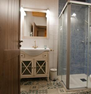 a bathroom with a sink and a shower at La Casa de Beli in Tardajos