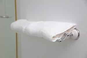 un rollo de papel higiénico blanco en la puerta del baño en UPAR Hotels Silom, en Bangkok 101 fotos más