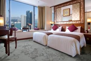 A bed or beds in a room at Lan Kwai Fong Hotel - Kau U Fong