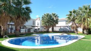 The swimming pool at or close to Adosados Palm Beach Altamar