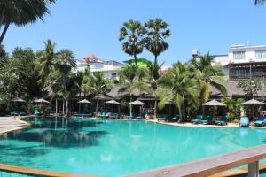 Der Swimmingpool an oder in der Nähe von Bann Pantai Resort