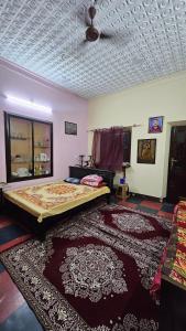 En eller flere senge i et værelse på Prayani - Varma Guest House