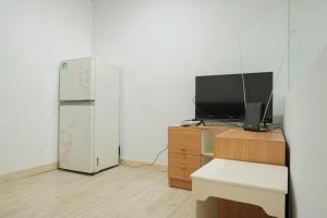 TV a/nebo společenská místnost v ubytování Cozy and Simply Studio Titanium Square Apartment By Travelio