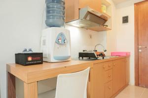 Kuchyň nebo kuchyňský kout v ubytování Cozy and Simply Studio Titanium Square Apartment By Travelio