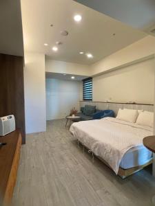 A bed or beds in a room at 愛麗徠綜合文旅會館