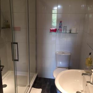 A bathroom at The Lodge at Ruddington