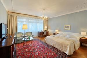 Hotel Waldhaus Sils客房内的一张或多张床位