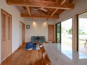 石垣島にある石垣島 villa 7716のオープンリビングルーム(テーブル、ソファ付)