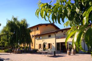 budynek ze stołem przed nim w obiekcie La Molinalda w mieście Castelnuovo del Garda