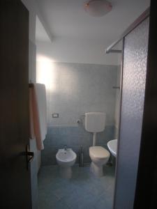 een badkamer met een toilet en een wastafel bij Affittacamere Ristorante Amélie in Baveno