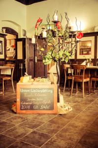 a sign on the floor of a restaurant with a tree at The Royal Inn Wilder Mann Annaberg in Annaberg-Buchholz