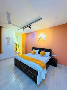 Un dormitorio con una cama grande con paredes naranjas. en The Cozy Corner by DreamStays, en Jaipur