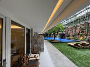 Bazén v ubytování Green Garden Hotel nebo v jeho okolí