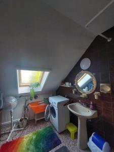 une salle de bain avec un lavabo et un miroir dans l'établissement Summer House Apartman, à Debrecen 18 autres photos