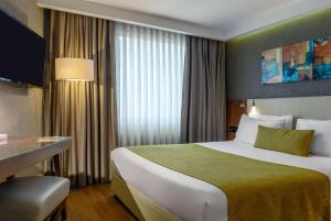 Cama ou camas em um quarto em Ramada by Wyndham Istanbul Grand Bazaar