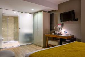 Cama ou camas em um quarto em Ramada by Wyndham Istanbul Grand Bazaar