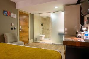 Um banheiro em Ramada by Wyndham Istanbul Grand Bazaar