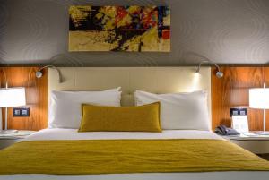 Cama ou camas em um quarto em Ramada by Wyndham Istanbul Grand Bazaar